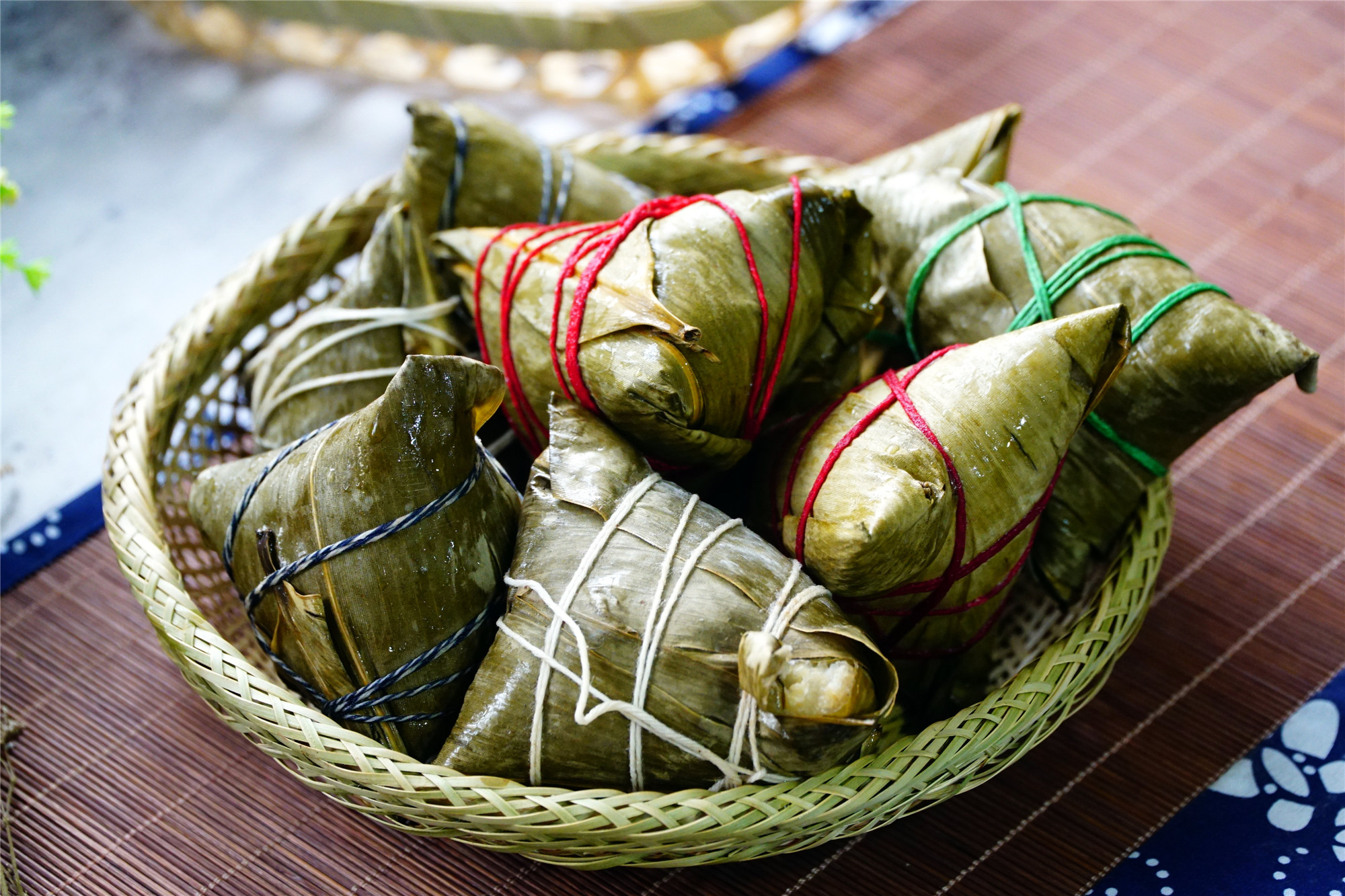 原创甜糯米加蜜枣还要蘸白糖吃,北方人吃粽子到底多甜才算甜?