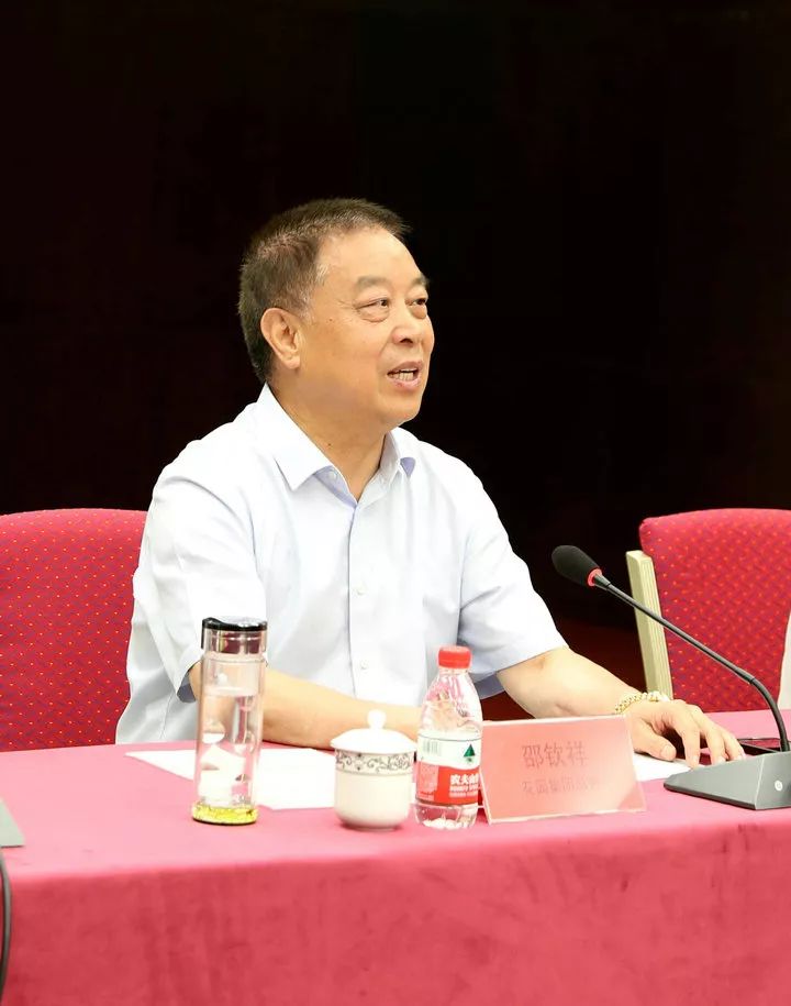 6月4日晚,花园村党委书记,花园集团董事长兼总裁邵钦祥先后出席花园