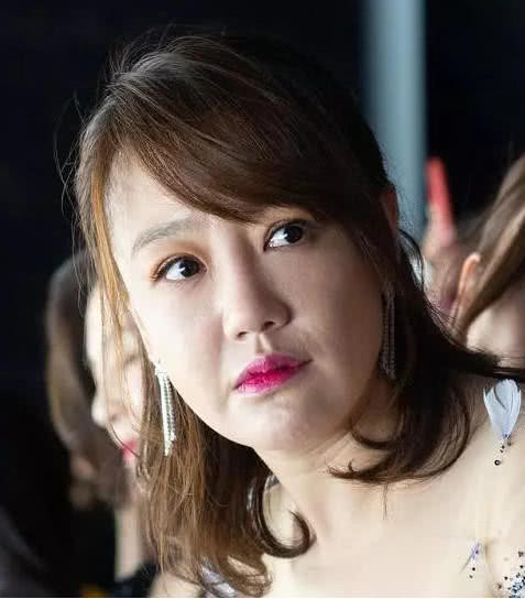 原创40岁薛佳凝颜值崩塌鼻子变大脸僵奇怪跟路人合照都被秒杀