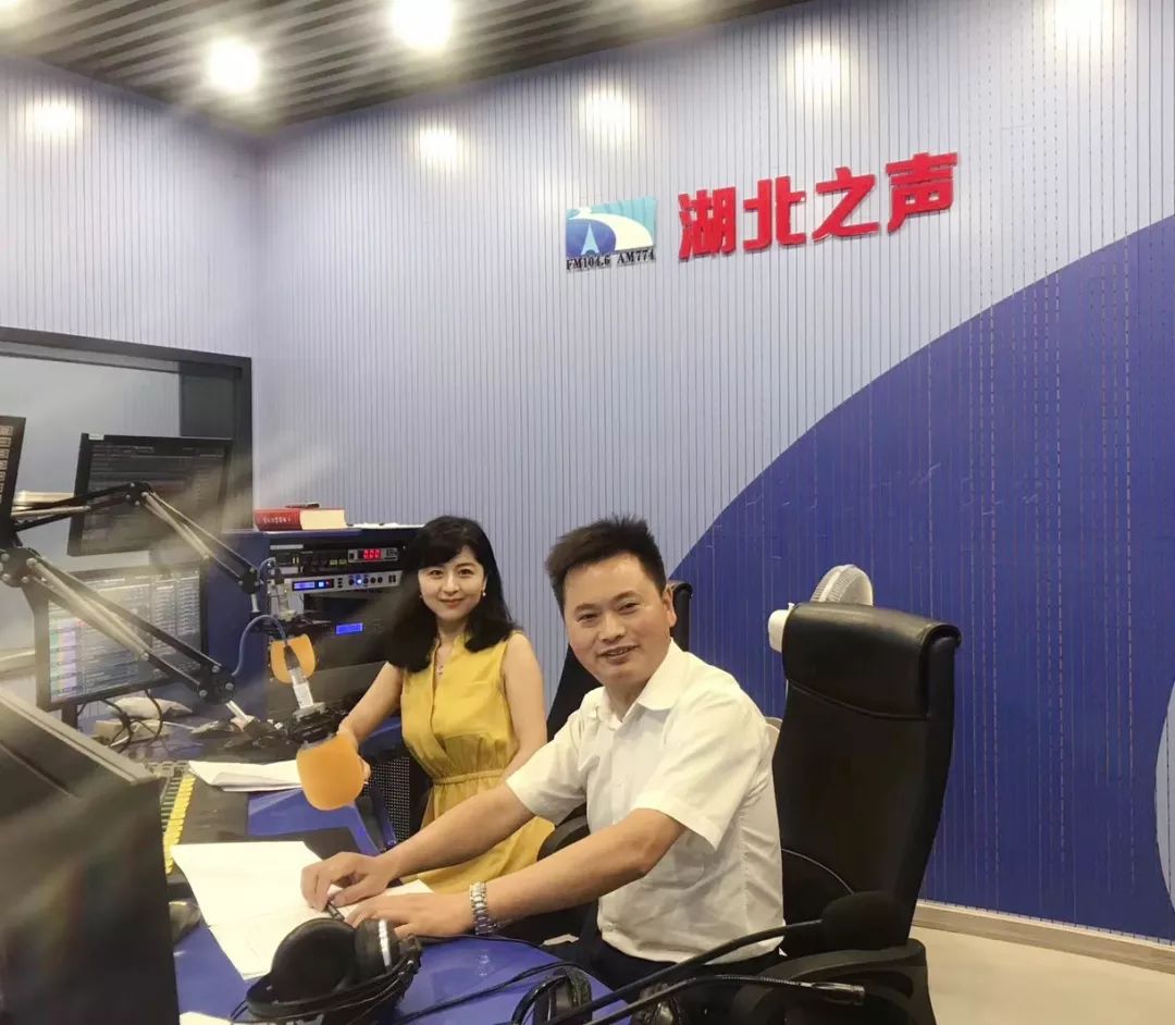 程院长和主持人王可在湖北之声直播间现在大家正处于高考的关口前