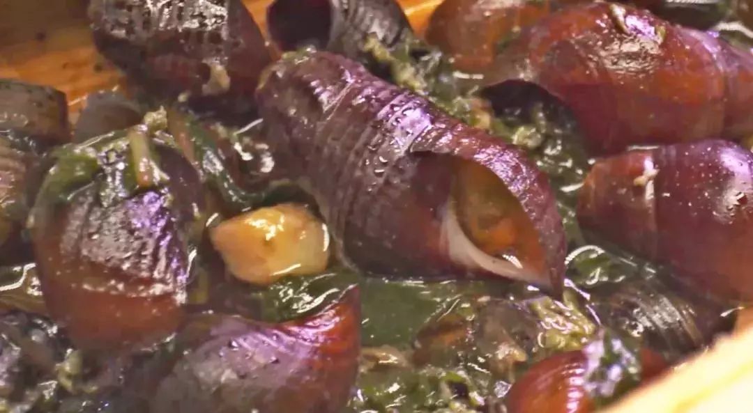 螺去尾,拌入盐,花生油,蒜,姜丝,紫苏叶,酱油,装进竹筒中封好竹筒山坑