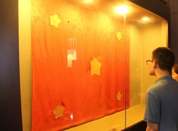 瞻仰渣滓洞革命烈士的生平事迹活动最后,志愿者们共同举团旗,西部计划