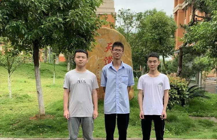 曾旭左一:罗时安老师 右一:胡居标老师来源:高安中学人,高安二中返回