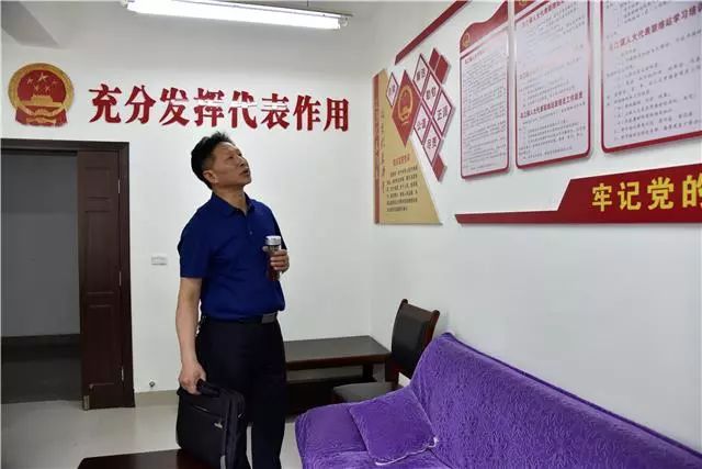 罗仕国到乌江镇督导人大代表联络站建设情况