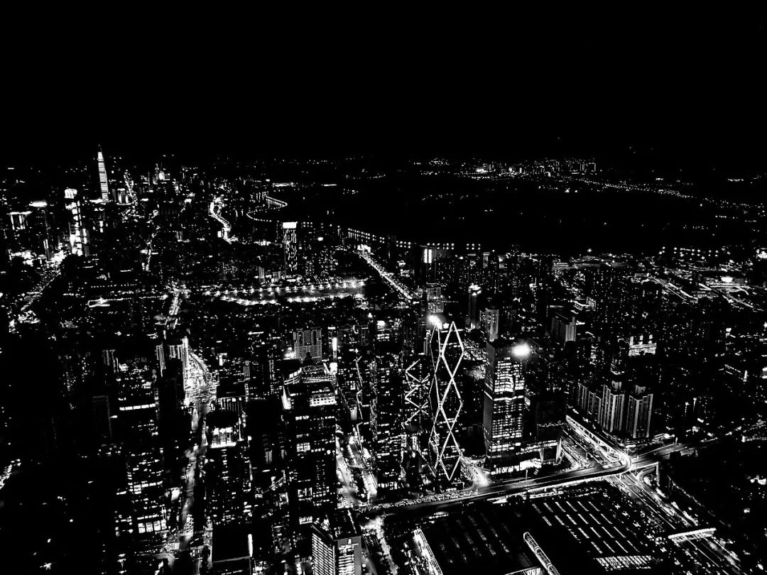 一张繁华的夜景图,却特意将他处理成黑白色,一方面想要通过简单的"黑