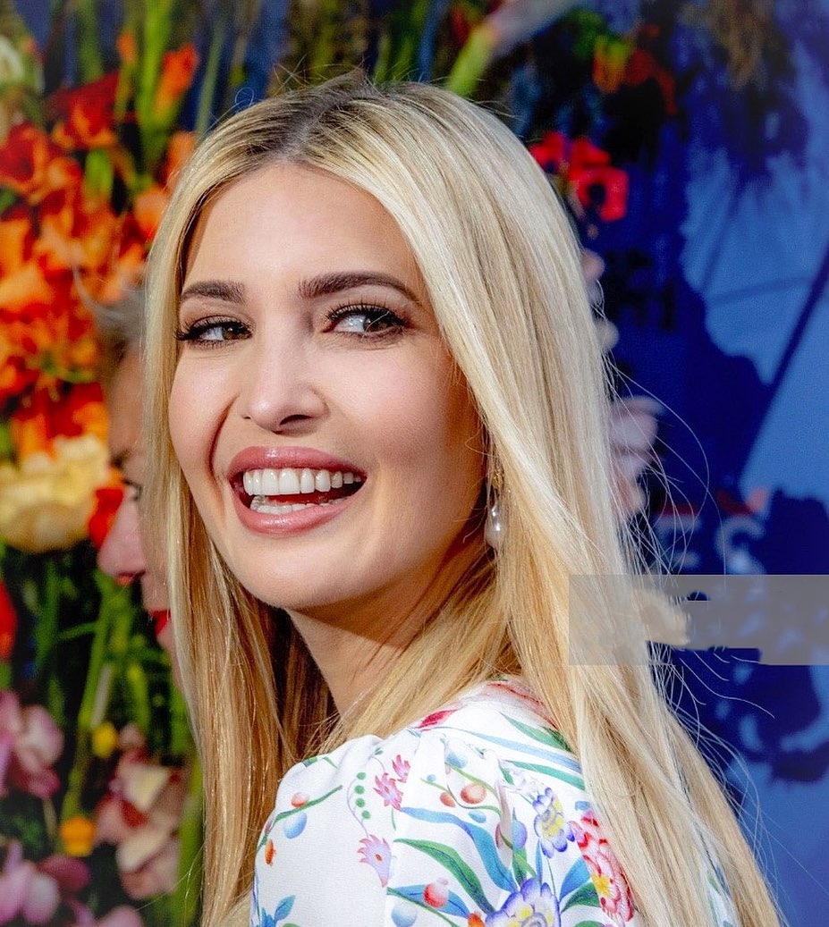 川普小女儿也穿印花装,撞上姐姐伊万卡宫廷风花卉裙,气质被碾压