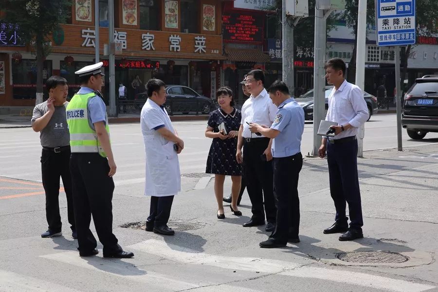 沈阳市公安局交通警察局局长赵秀海现场办公解决省医院门前交通拥堵及