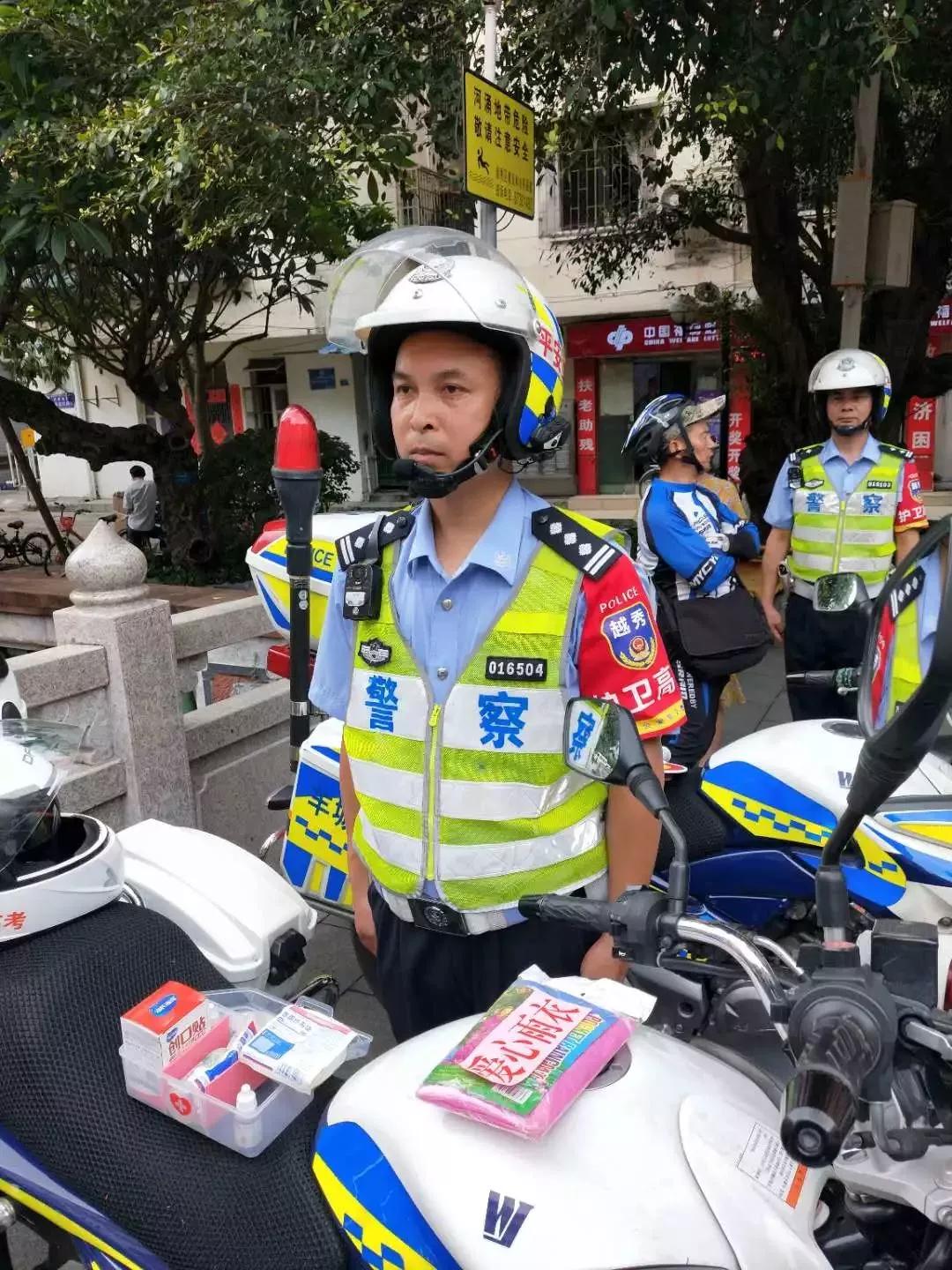 广州交警已提前制作一批爱心护考头盔和雨衣,供"羊城铁骑"民警在接送