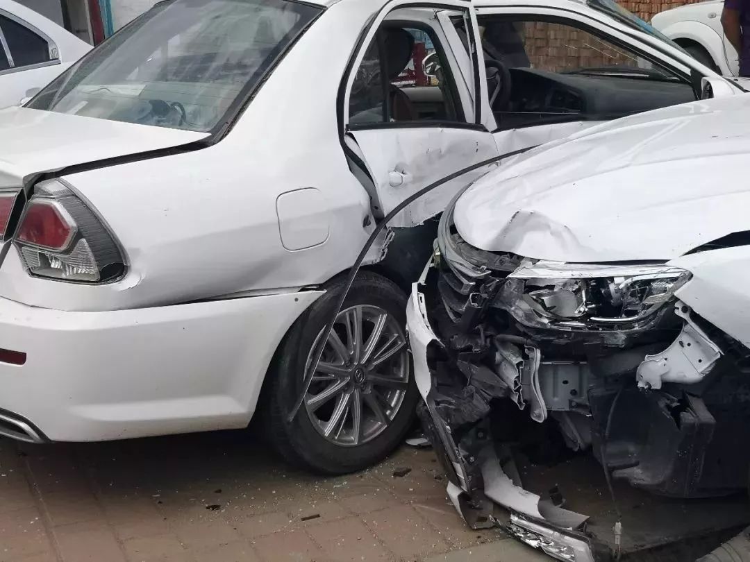 天义南环路发生一起交通事故!私家车与教练车碰撞!