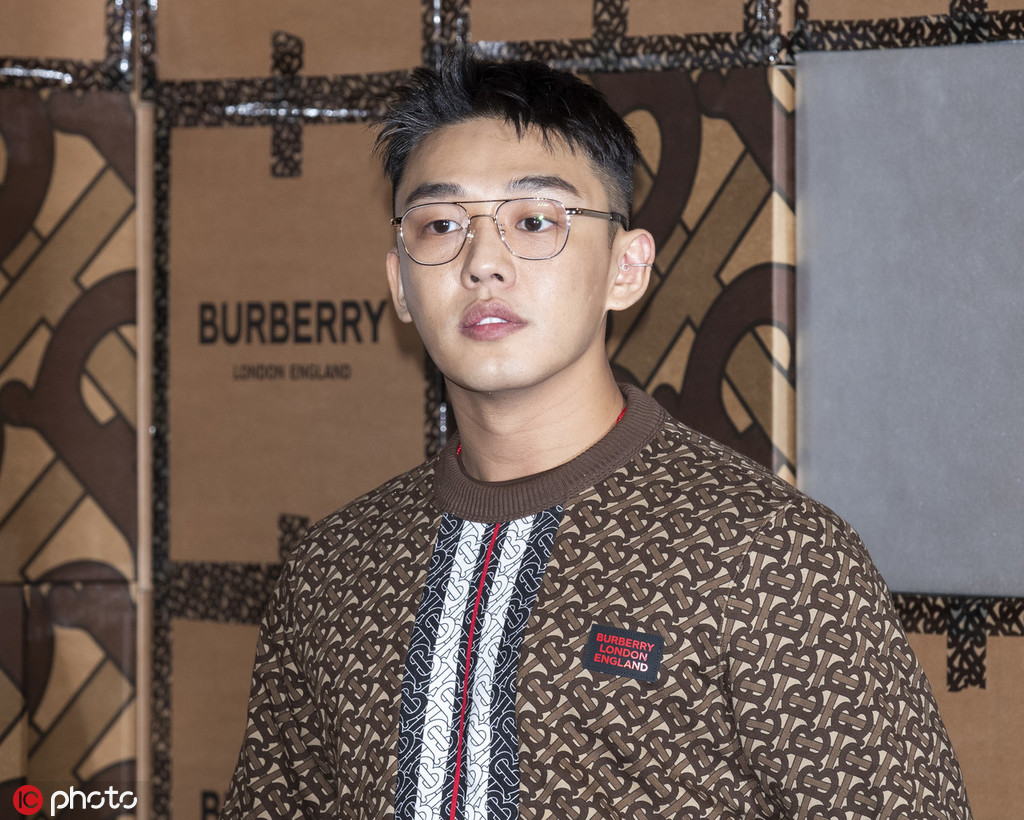 戴起了框架眼镜,装起文艺书生倒也是像模像样, 完全吹爆刘亚仁的押妹