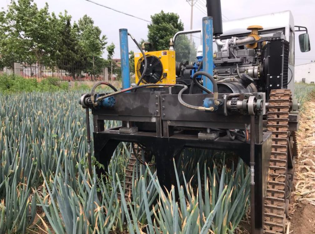 现在李志敏正在抓紧时间调试自己的大葱收获机,他说今年的下半年,大葱