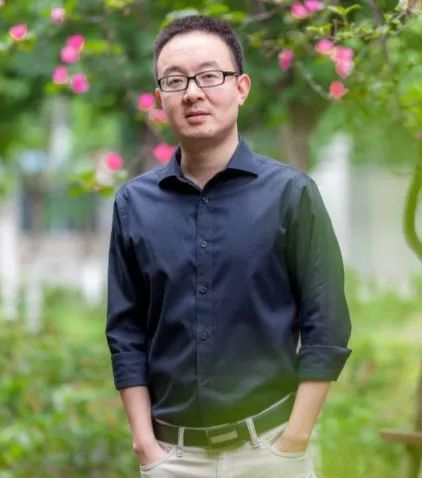 何卫东,东坡中学党支部书记,校长,兼任苏洵中学校长.