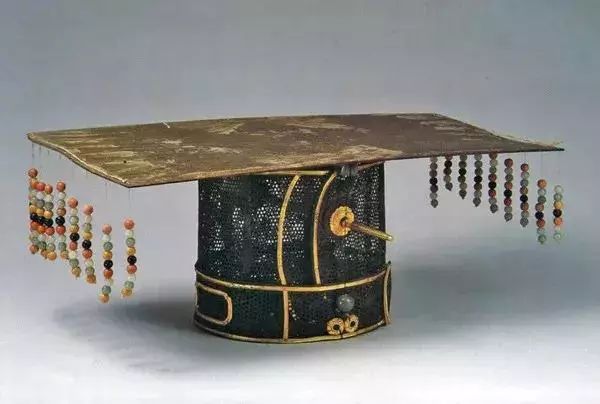 这鲁王九旒冕到底是怎么被发现的呢?还要从上个世纪60年代说起.