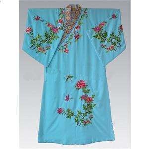 五颜六色的京剧衣箱