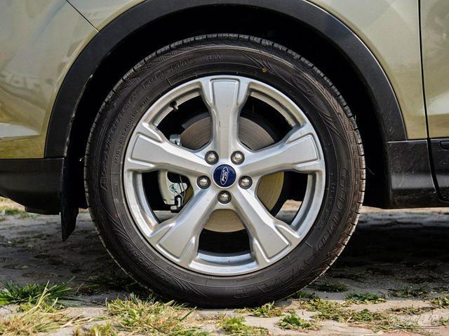 真空轮胎,特别是子午线轮胎,胎冠角为零,附着力强.