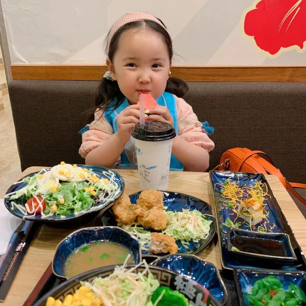 除了这些网红小博主们还有"星二代"小朋友通过综艺等方式被大家认识也