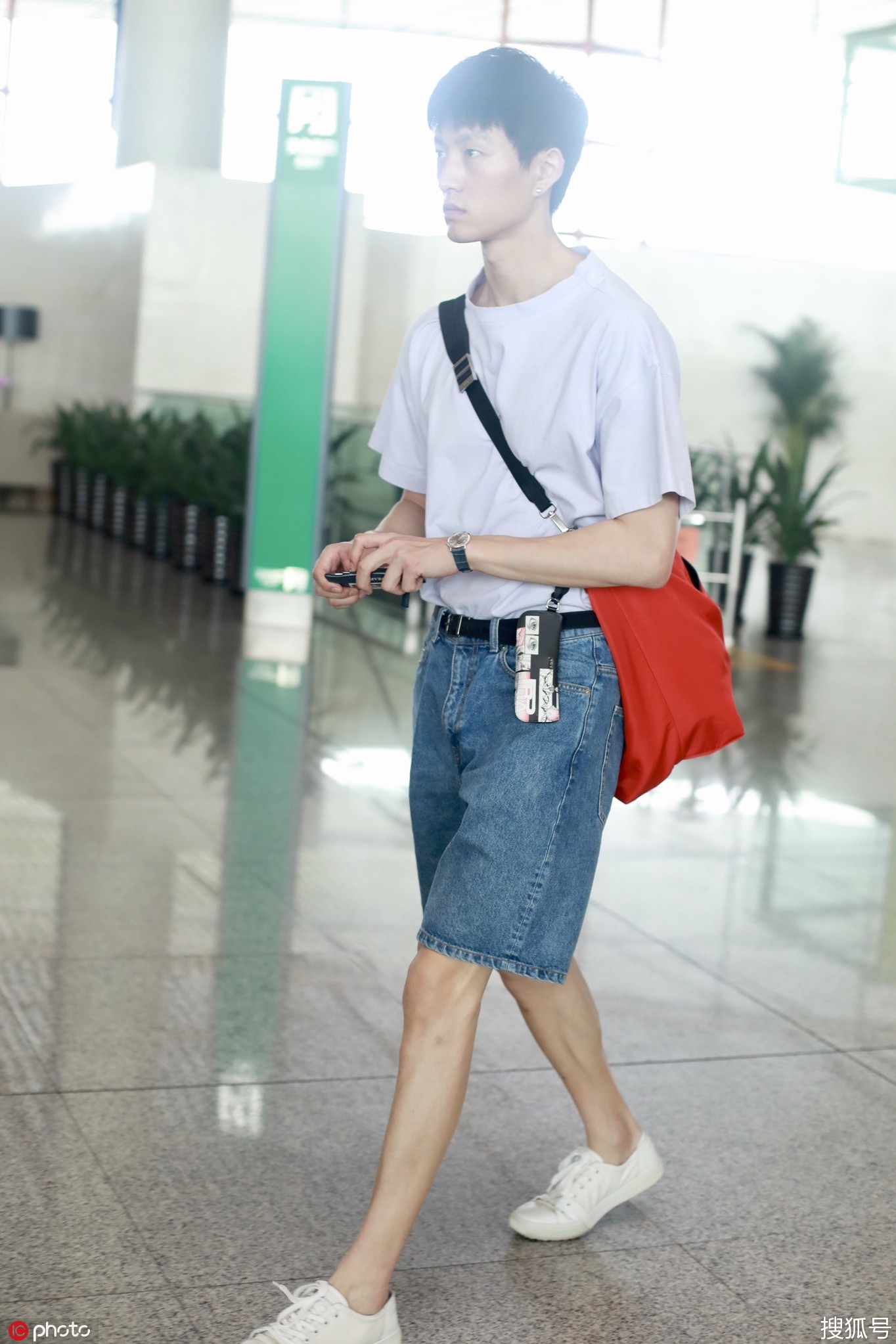 超模金大川罕见街拍曝光 模特随便穿就稳赢了