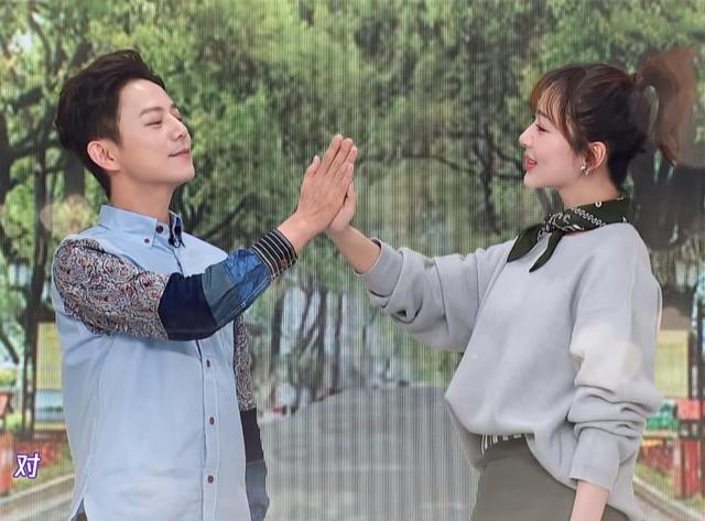 18年之前何老师就与杨紫有过电影合作剧中杨紫还暗恋何炅