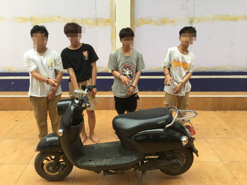 经查,梁某,黄某涛,黄某霖,李某年龄均在14周岁以下,盗窃手段娴熟.