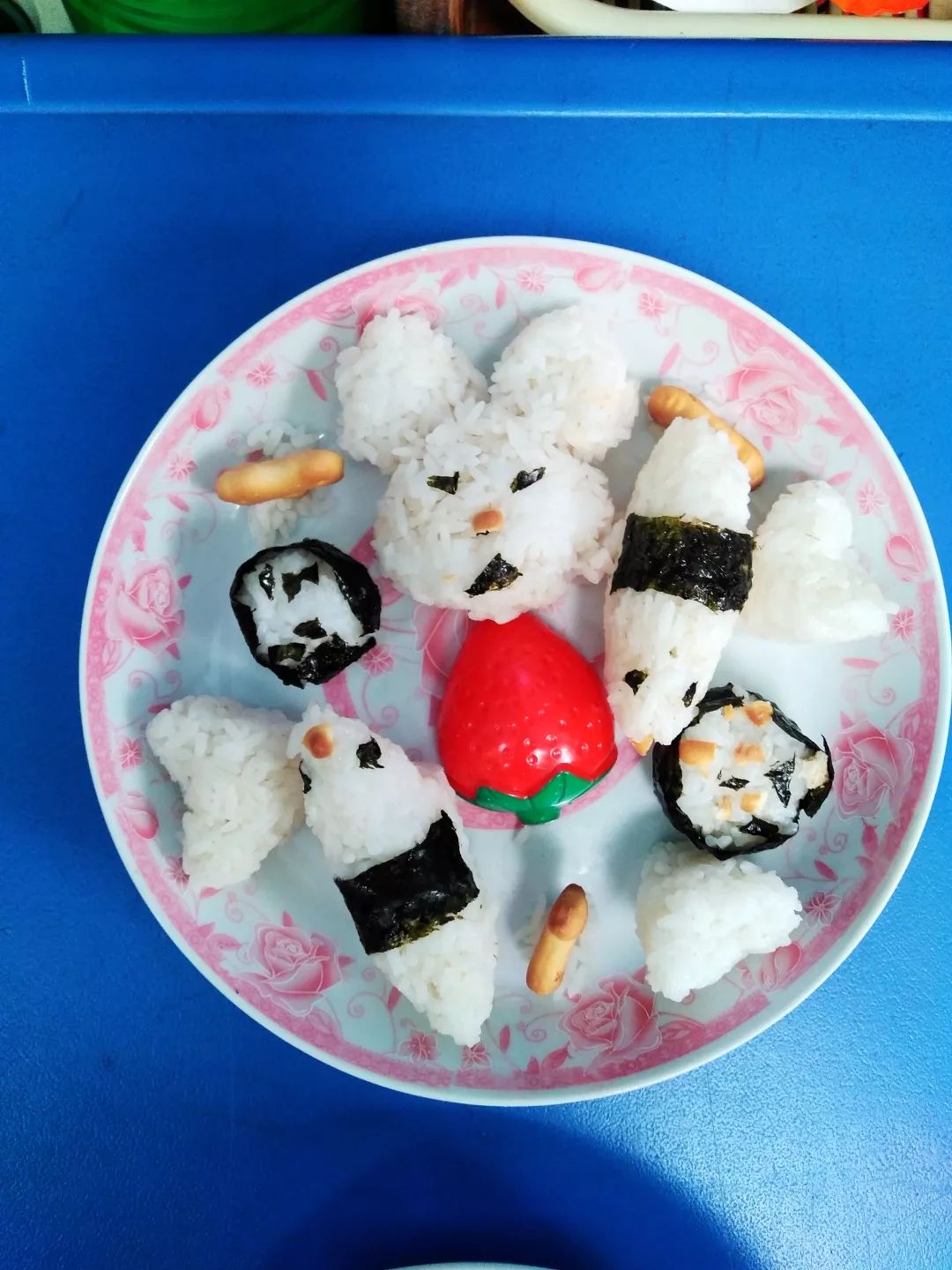 童星劳村幼儿园开心六一系列活动第二场小班花样饭团亲子制作活动