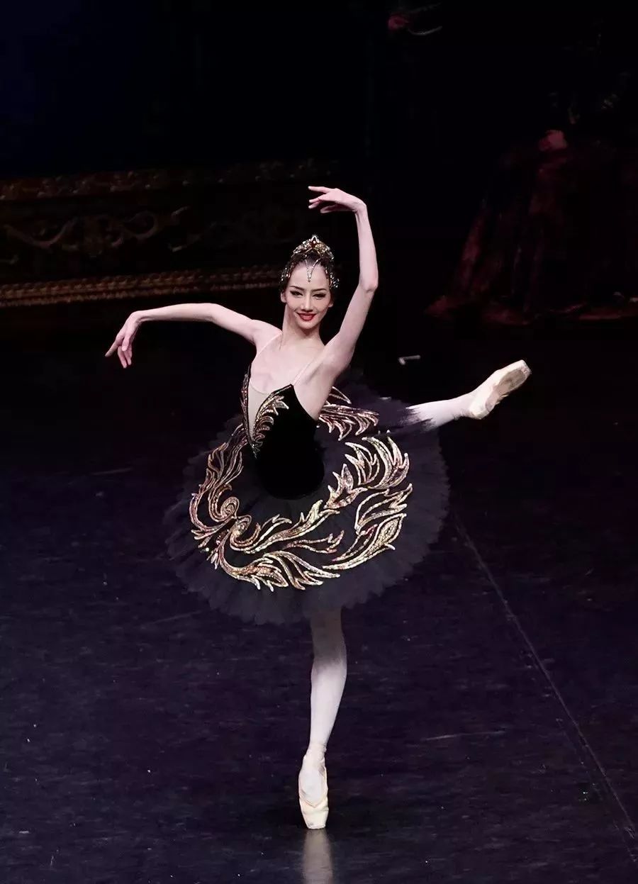 王子"方梦颖饰"白天鹅(奥杰塔)"邱芸庭,刘雪晨,侯爽饰"三大天鹅"王晔