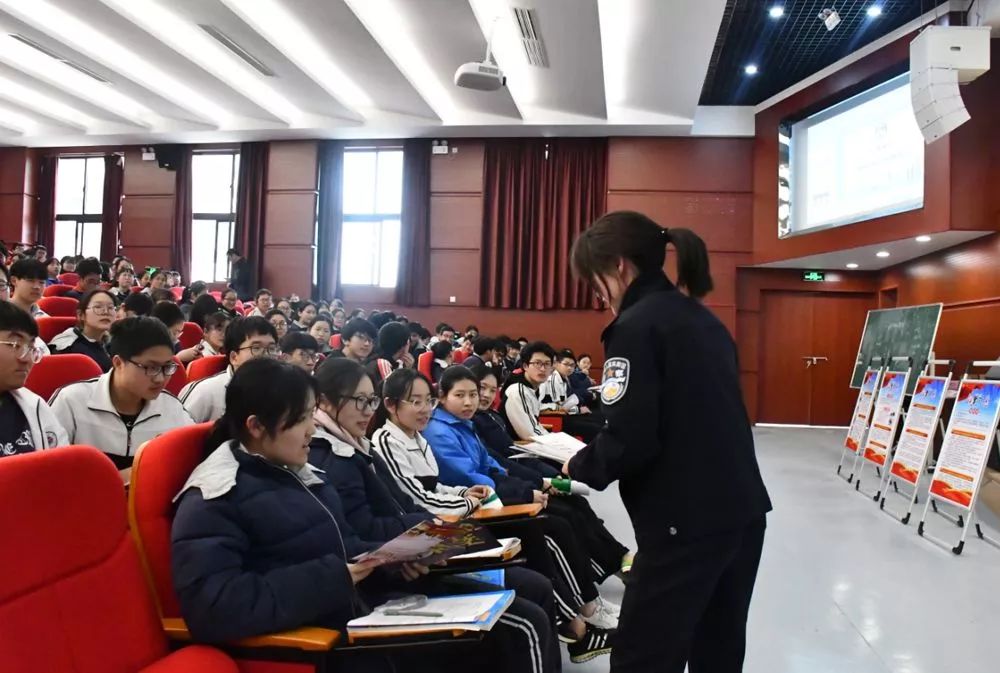 講座現場4月3日,慈溪市龍山派出所民警韓漂益來到龍山中學,給全體高一