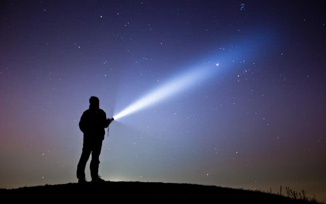 手电筒的光照射夜空,光最后去哪了?