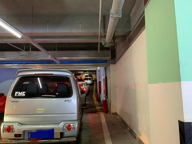 车道窄,坡度陡 这个地下停车场吓坏一批老司机_万象城