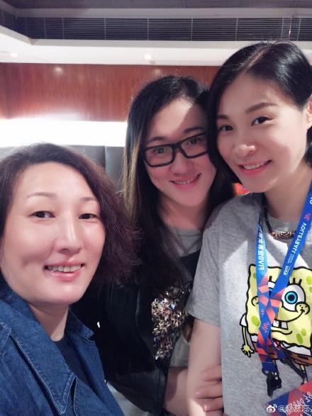 女排奥运冠军王丽娜抱儿子现身41岁显年轻与老公在福建开餐馆