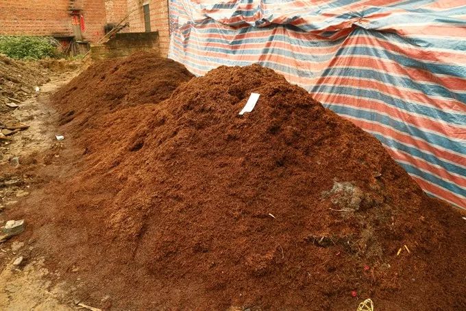 吴某福"勾搭"上龚某姣(女,湖北省仙桃市人),商妥了制毒原料麻黄草.