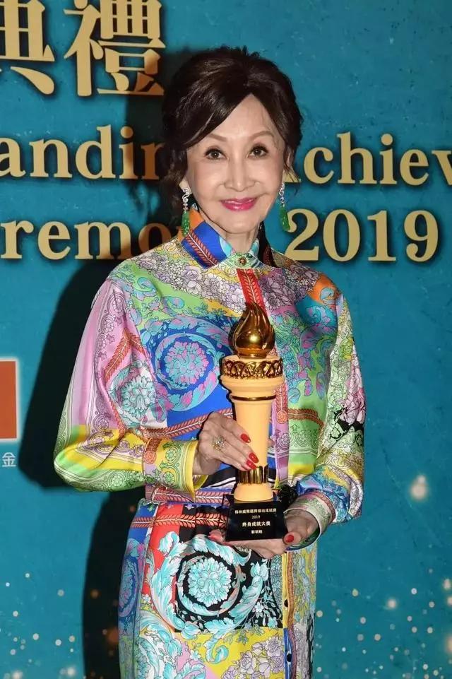 73岁香港国际美容教母获终身成就大奖曾被父亲反对做美容行业