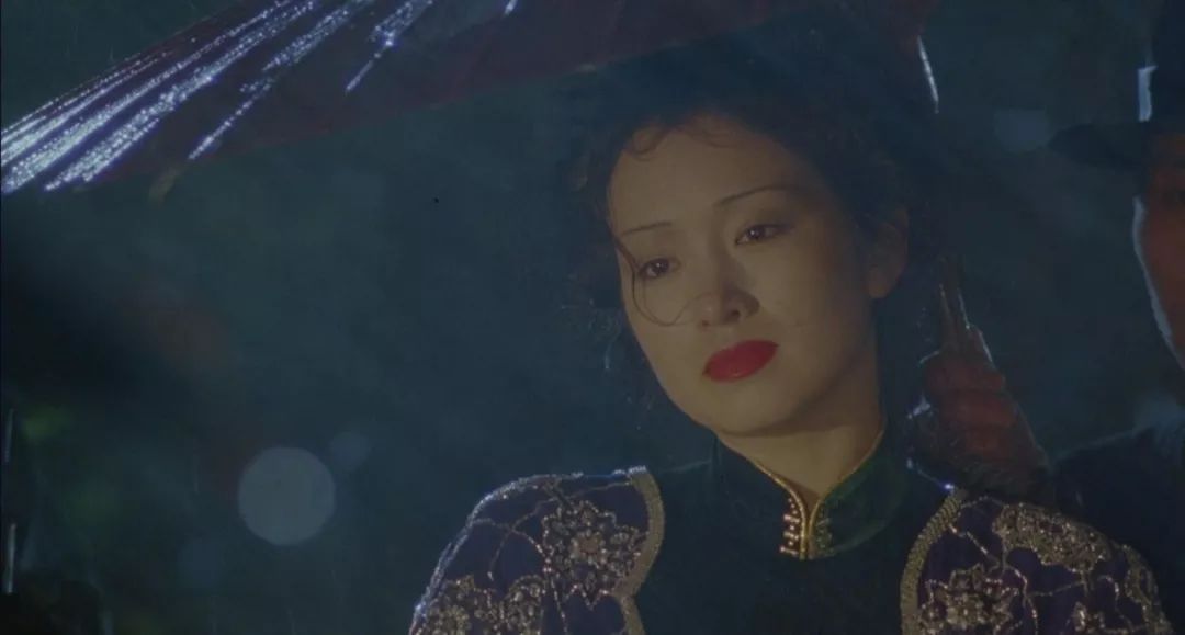 《摇啊摇摇到外婆桥》中饰小金宝所有人都看到了巩俐外表的自信与坚强