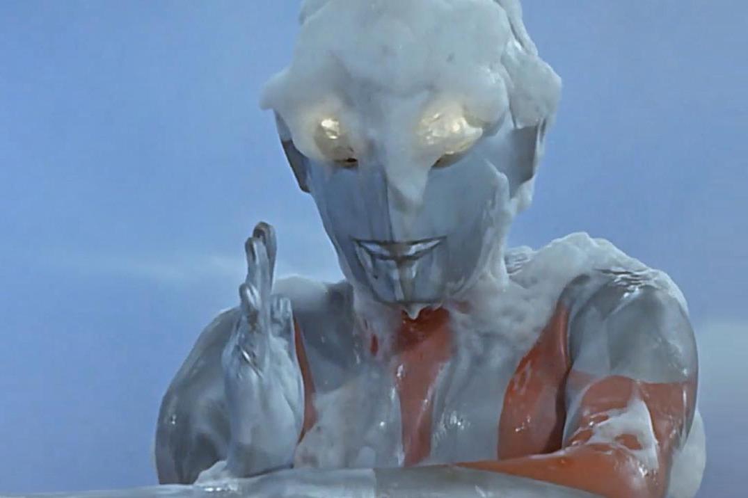 奥特曼惨变硫酸脸神秘液体突然袭来双眼刺痛无法作战