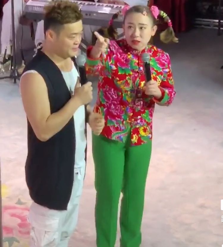 曝丫蛋和前夫王金龙同台演二人转两人都身材发福人气今非昔比