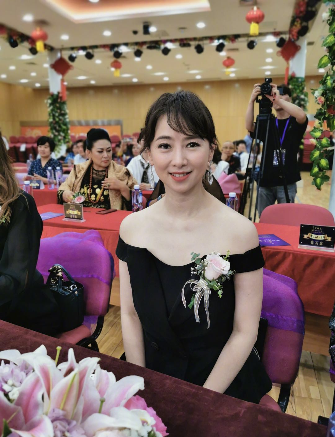 原创翁虹最新活动照收腰露肩上衣配阔腿裤凹出身材太惊艳哪像51岁