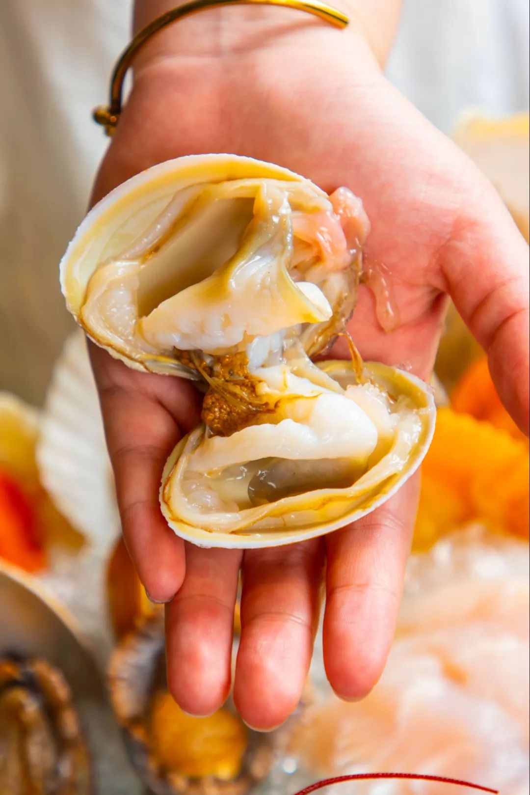 海鲜全是空运来的新鲜货,游水活虾,扇贝,生蚝,黄金扇贝,龙利鱼,墨鱼仔