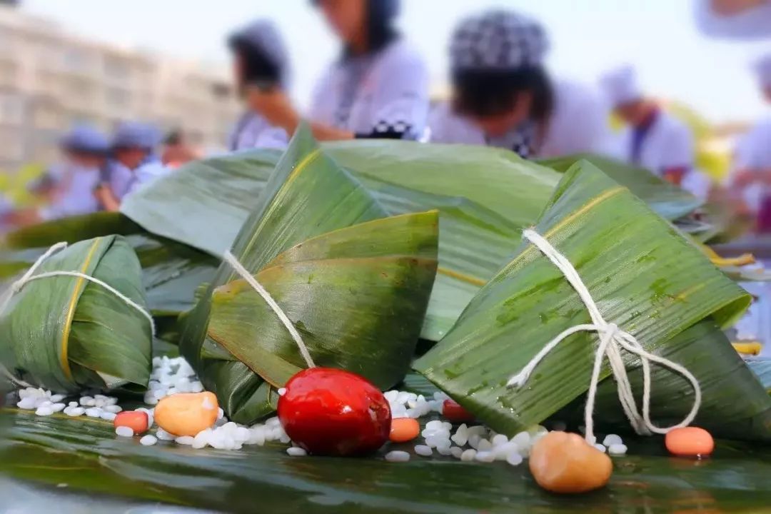 纵情五月传承习俗南充新丝路师生一起包棕子迎端午
