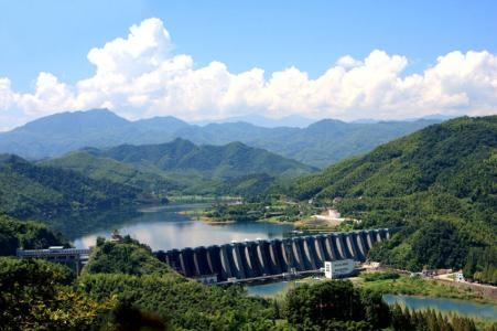 佛子岭水库为新中国第一坝,气势宏伟,名闻遐迩.