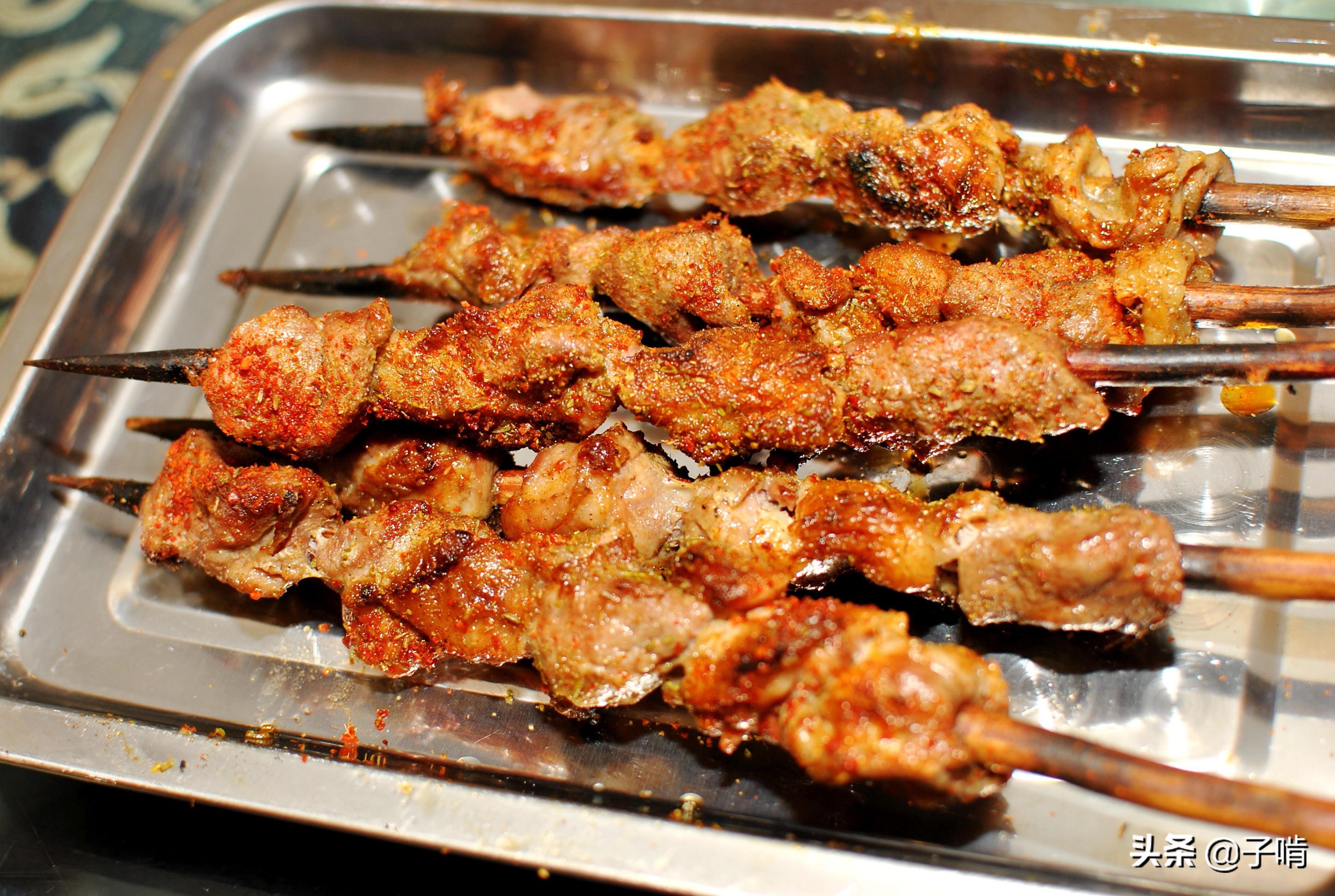新疆烤肉当下酒菜真没挑,大串的肉吃着特别嫩,这样吃肉才够过瘾