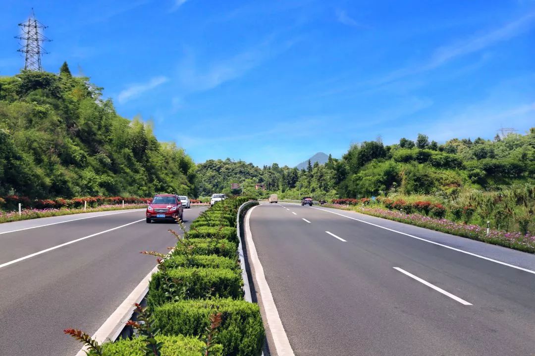 你会发现当你驾车或骑行在这条公路上时"最美的风景永远在路上"一路一