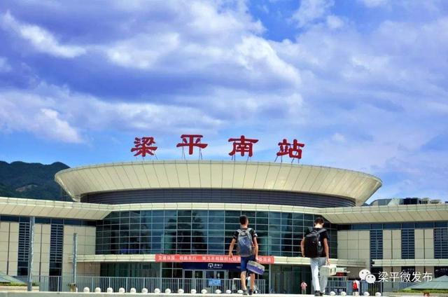重庆这个93万人的区,拥有两个火车站一个飞机场,号称最平的区县
