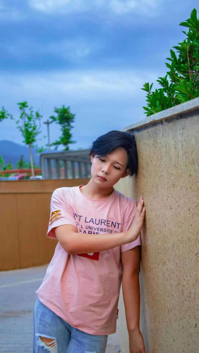 男孩为了梦想放弃男装,成为反串影视演员 不慎变成女装大佬._何洛伊