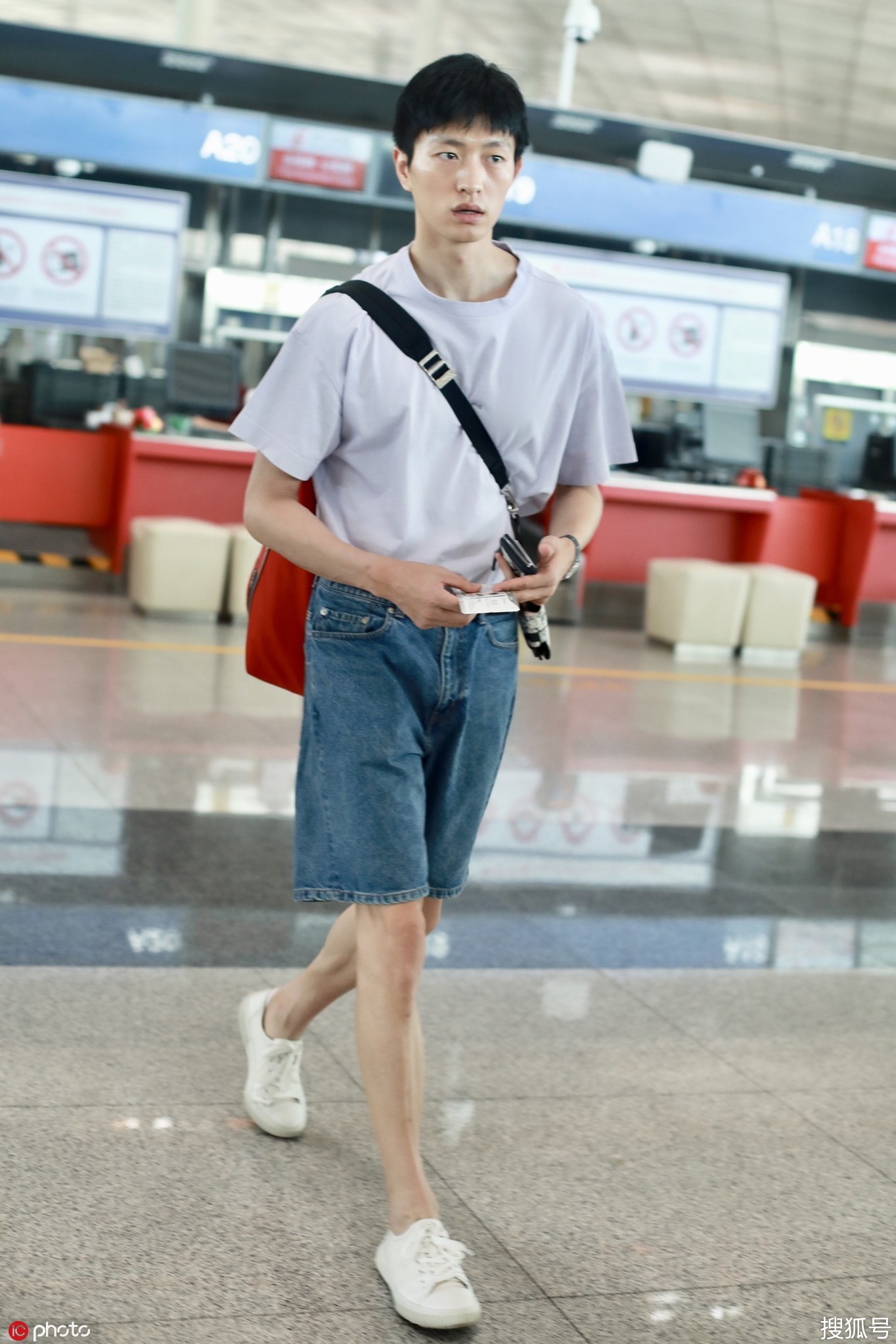 超模金大川罕见街拍曝光 模特随便穿就稳赢了