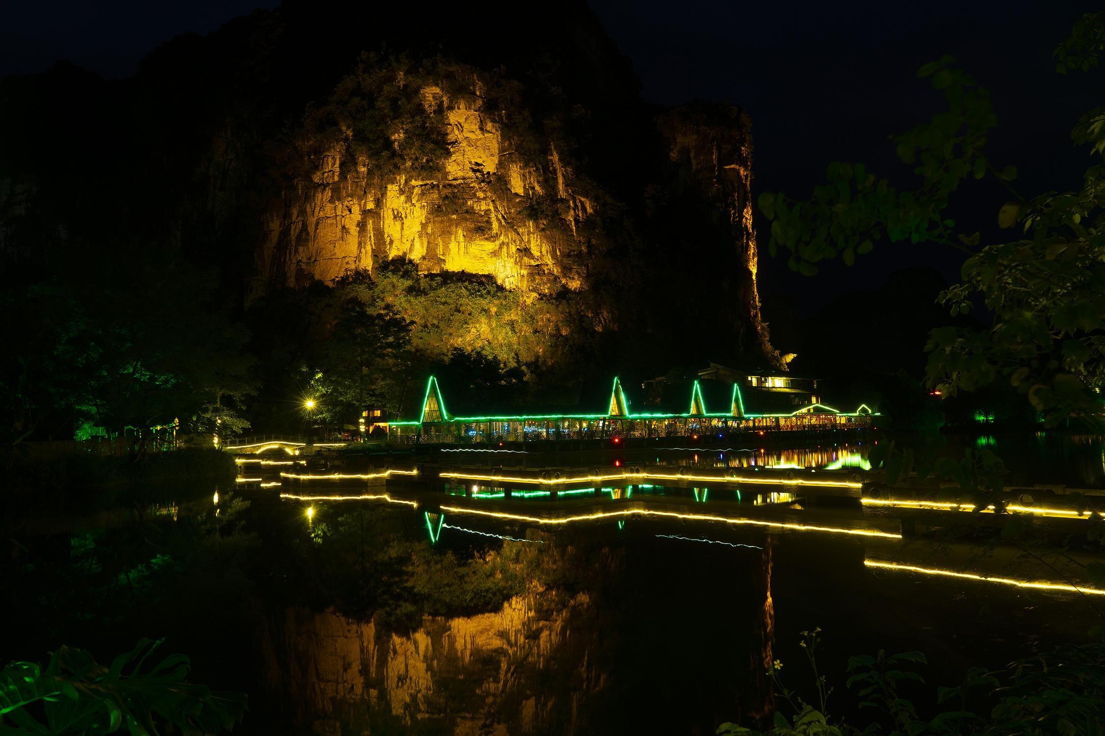 明仕田园的篝火晚会独一无二的壮族风情在歌舞中忘却烦恼