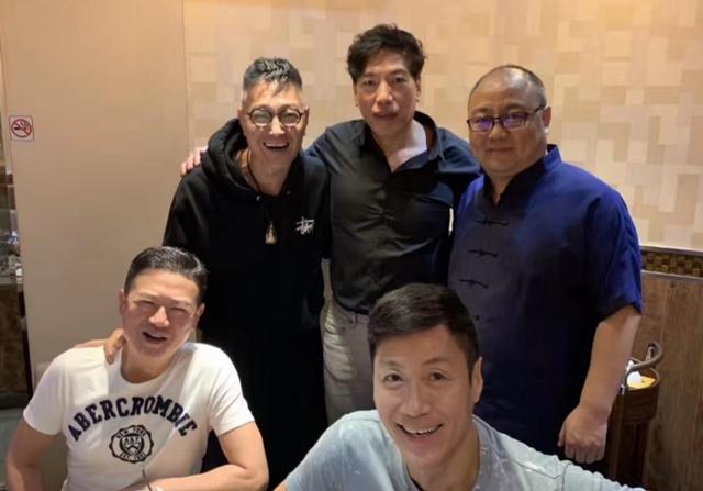 原创古惑仔乌鸦张耀扬近照穿黑色衬衣帅气有型