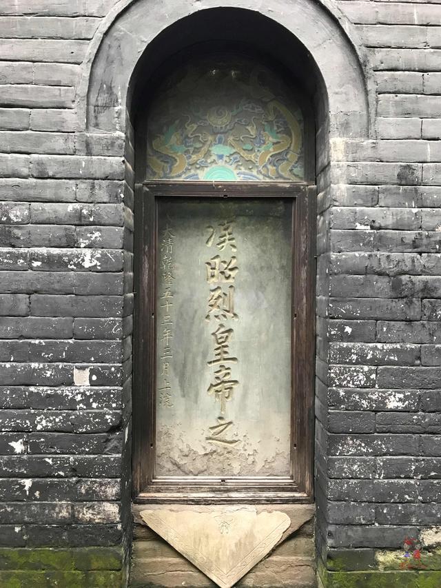 除了以上的文物区,武侯祠这个大景点还有园林区和锦里两部分.