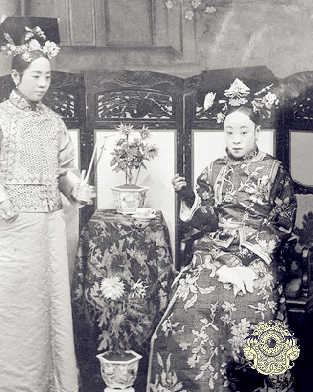 "紫禁城八大女官"老照片:图三是真正的公主,图六格格最漂亮