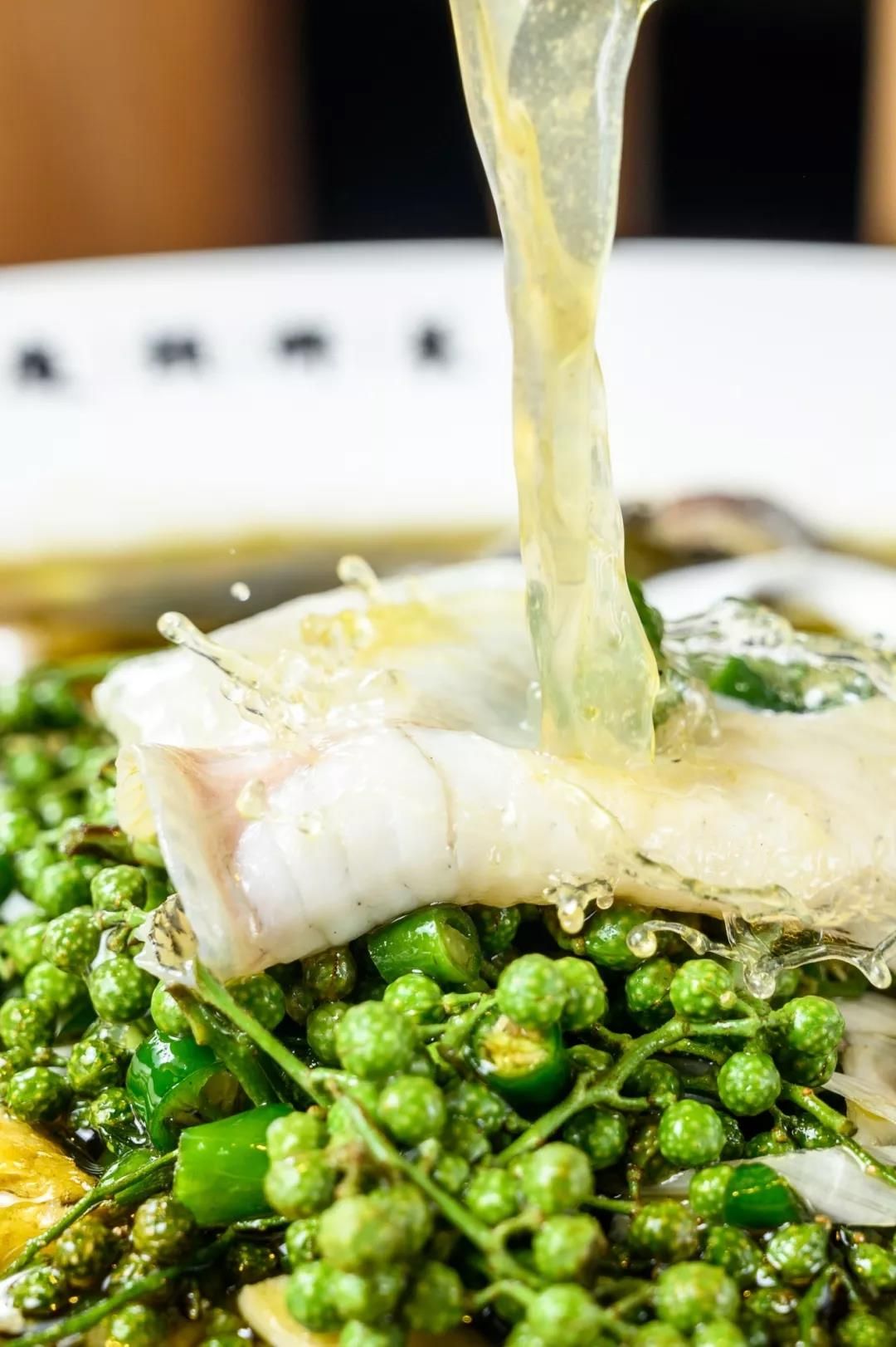 双椒分别是重庆大山花椒和重庆大山辣椒食材都是从重庆空运到店