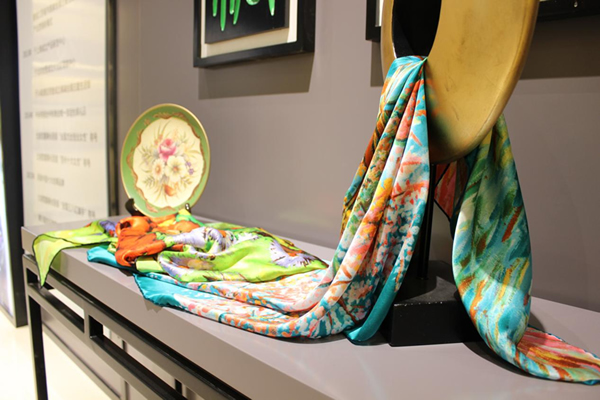 文化史来到太湖雪桑蚕文化产业园尽显震泽丝绸工艺的独特魅力一泡一染