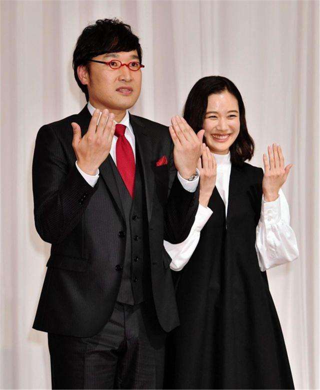 苍井优则面带笑容的解释到「我们从开始交往时,就以结婚为前提,会有